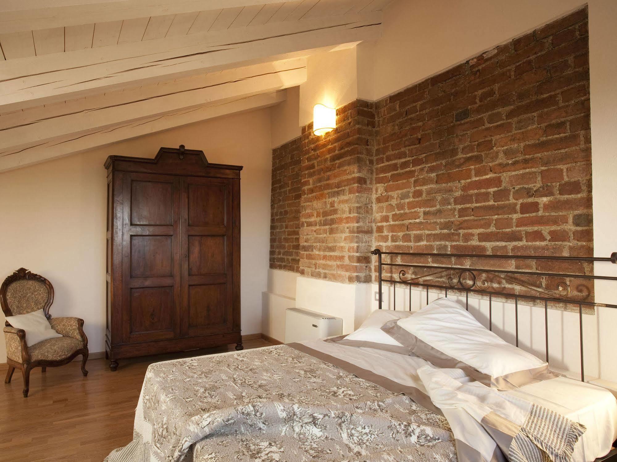 Relais Palazzo Paleologi Sec.Xiv Hotel Lu (Piedmont) Room photo